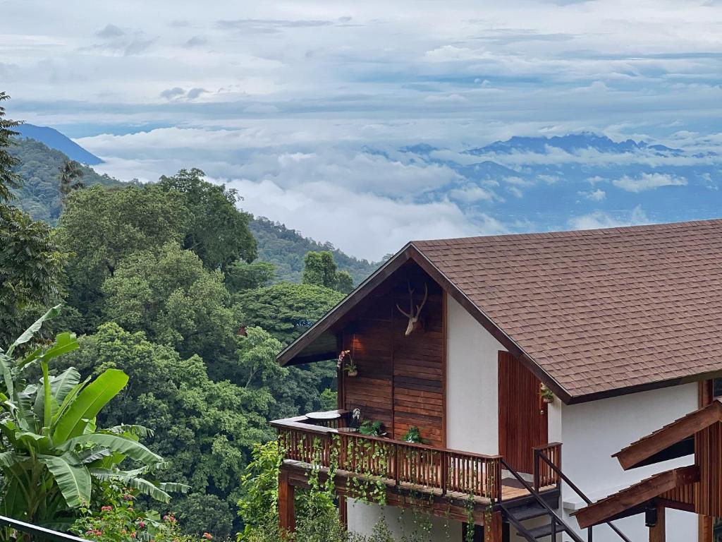 Baan Nhuer Mek Coffee and Desk on The Cloud