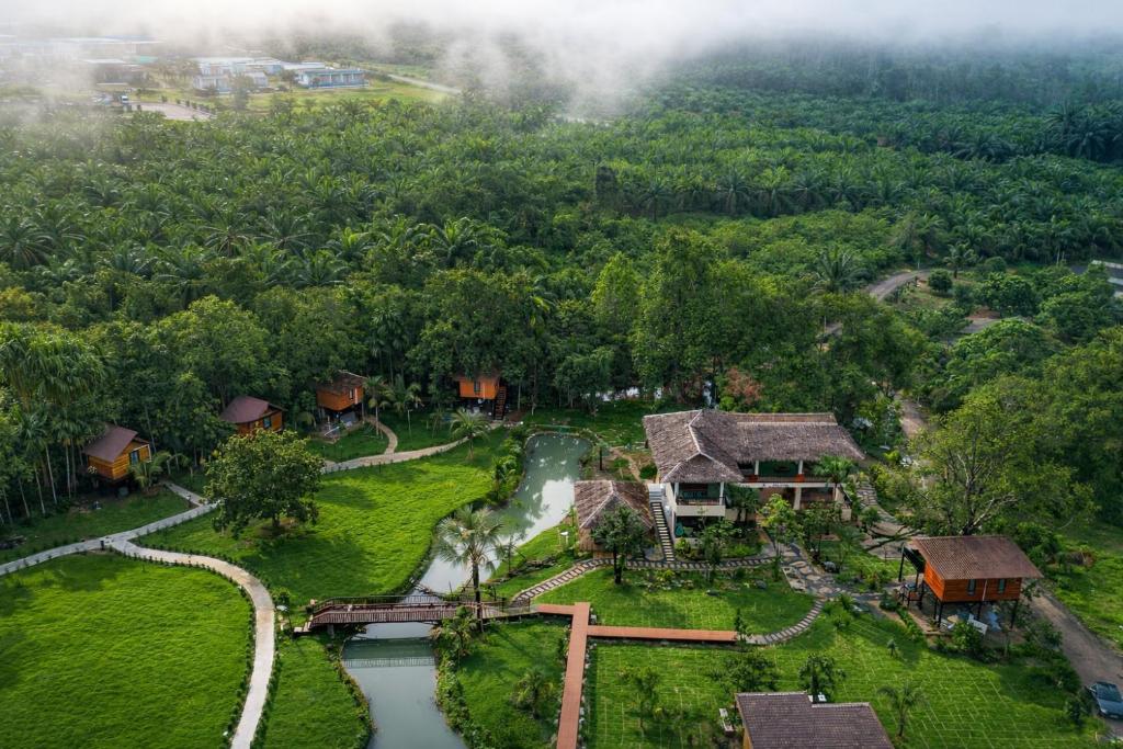 Phutara Treehouses at Cheowlan