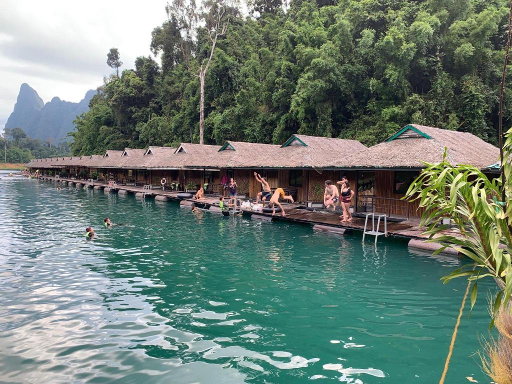 Praiwan Raft House