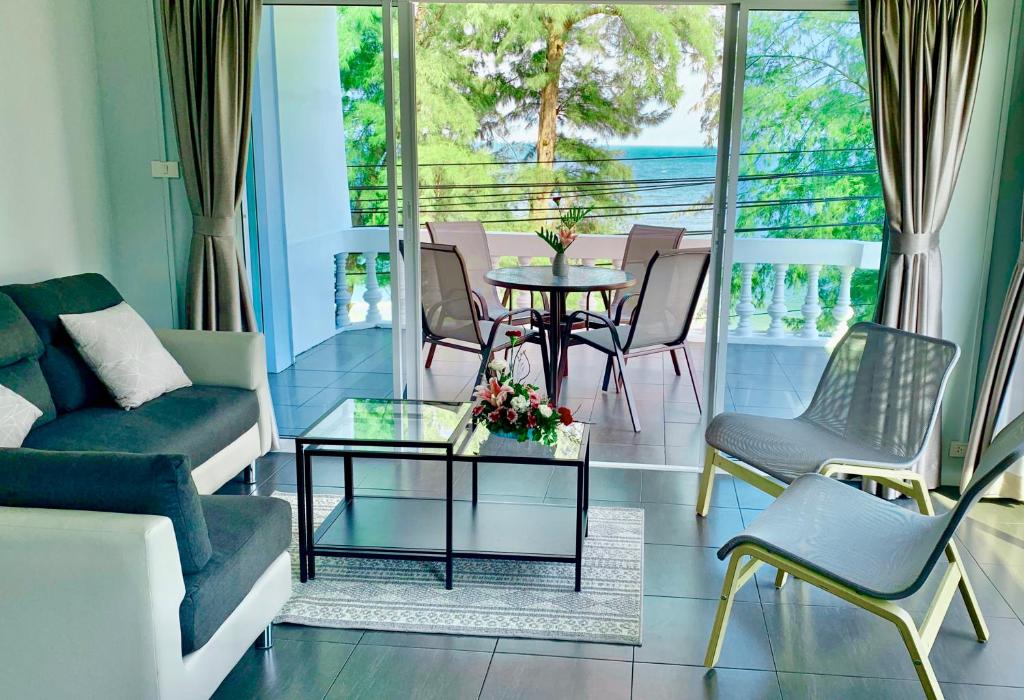 The Beach Cha Am Suites