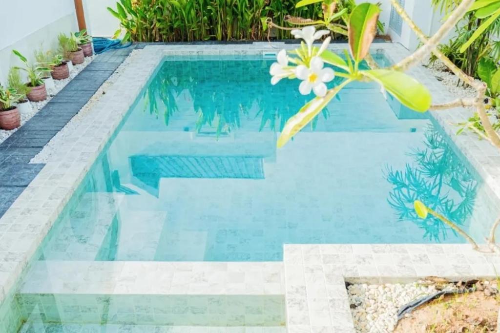 Tenki Poolvilla Surin