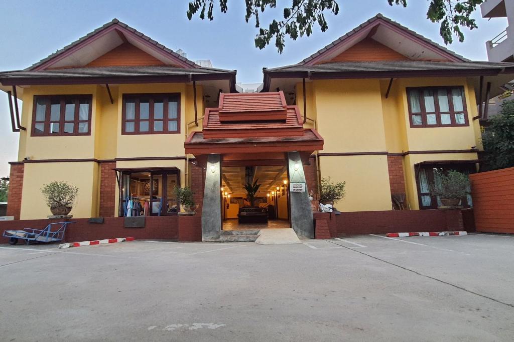 Yellow Tique Hotel