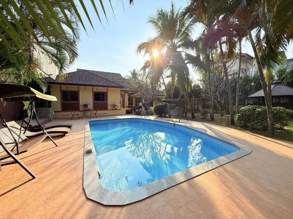 Yellow House Garden Pool Villa