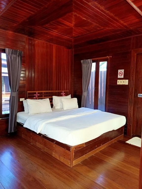 Ban Nai Theuk Hotel and Restaurant