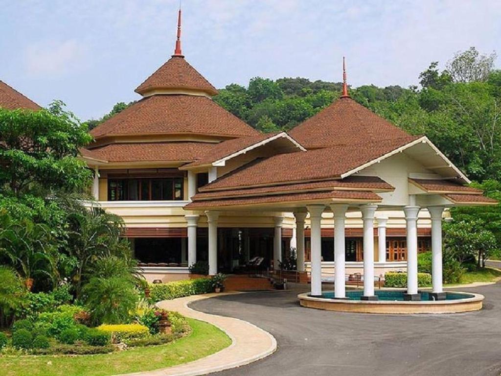 Hotel and Beach Bungalow at Lanta Resort
