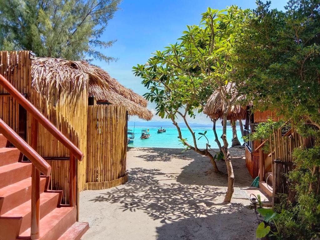 Sea to Moon Lipe