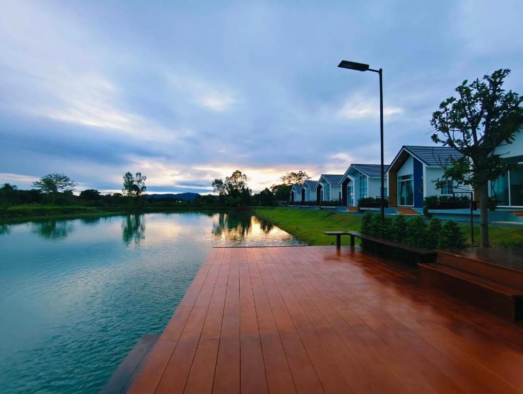 Hug Home Resort Wichianburi