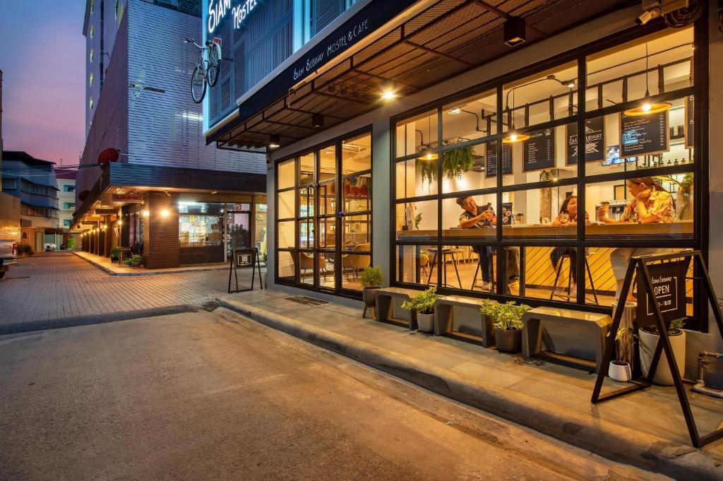 Siam Subway Hostel And Café