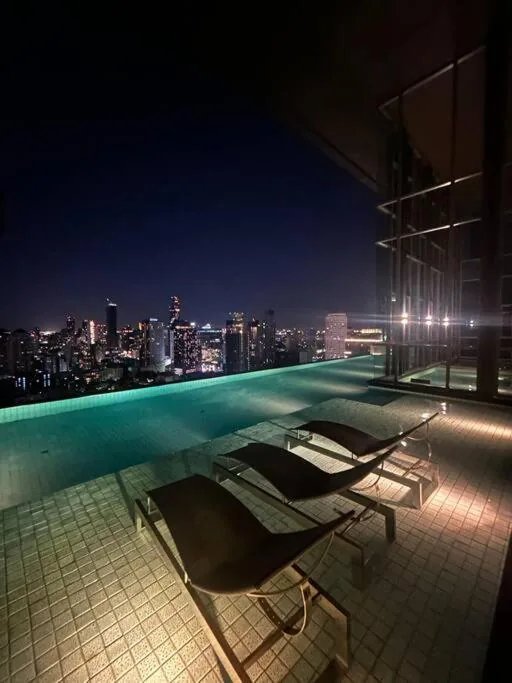 Thonglor BTS Infinity Pool Overlooking City