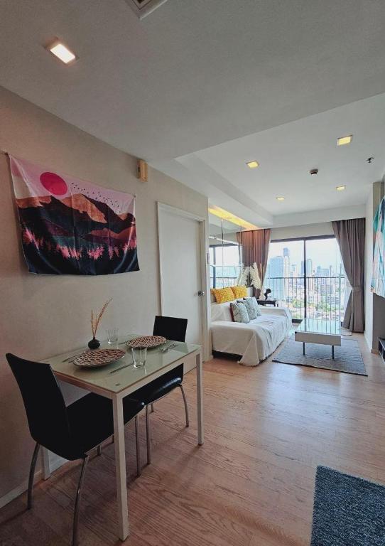 Thong Lor BTS Overlooking City with Workspace