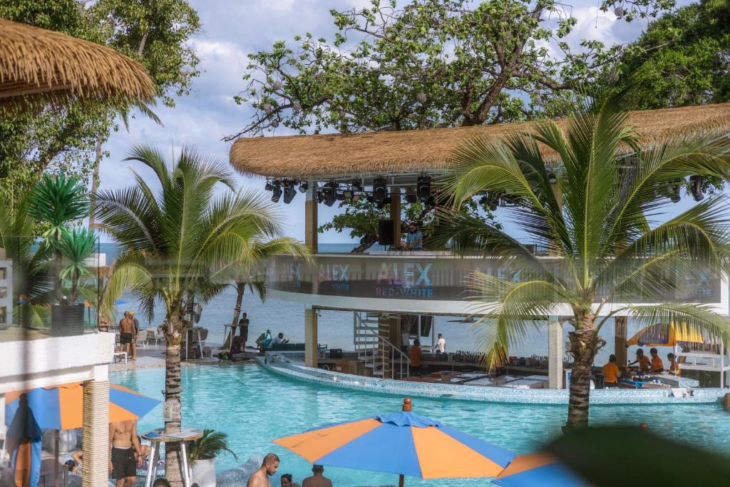 Arkbar Beach Club & Resort