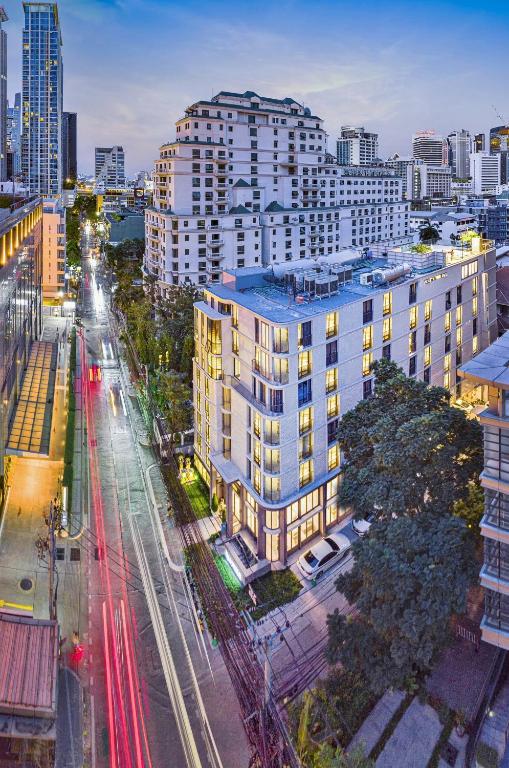 The Quarter Ploenchit by Uhg