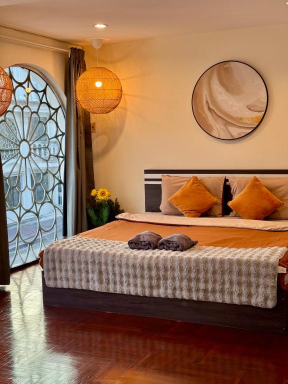 Private House 3 Suite Beds + Double Beds in Heart of Phromphong