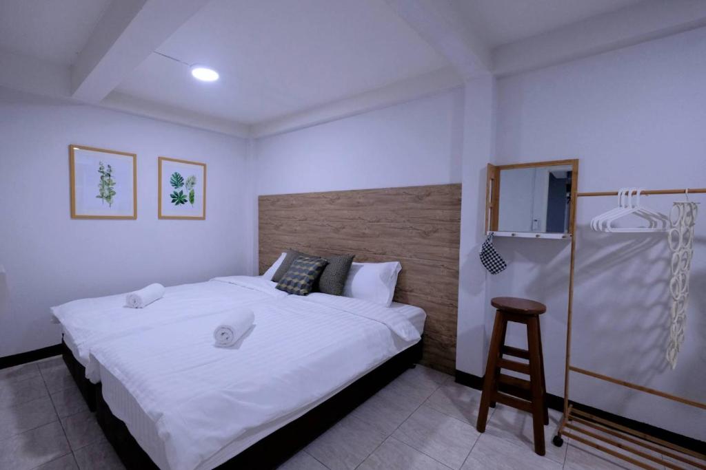 138 White Villa