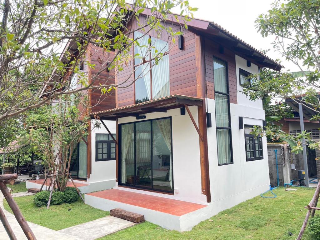Baanrongmai Canal Front Homestay