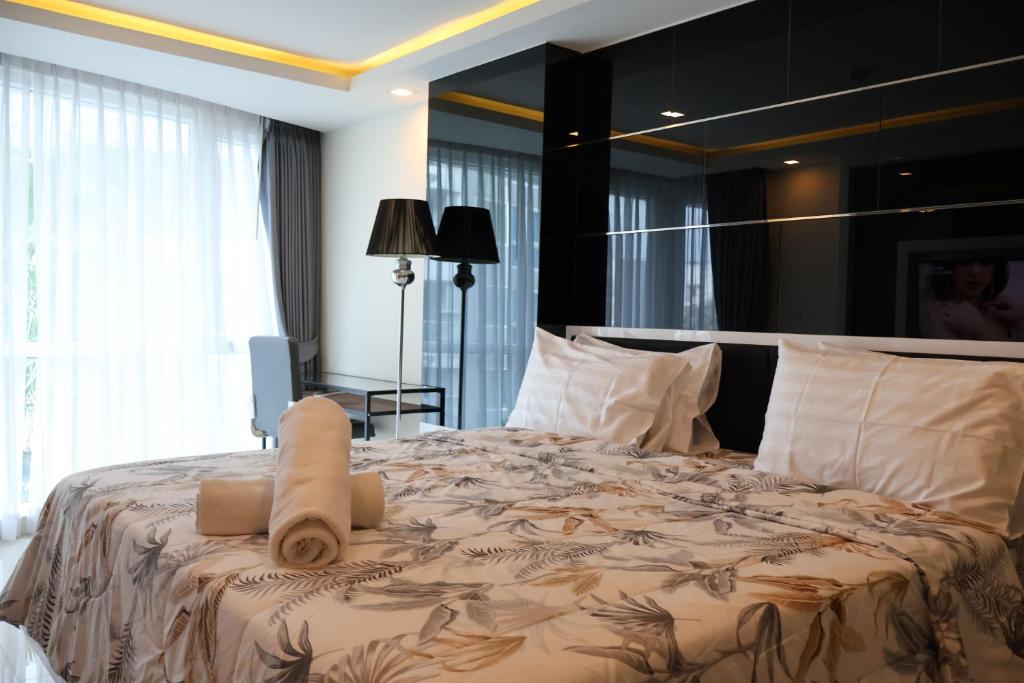 Grand Avenue Condo by Nan