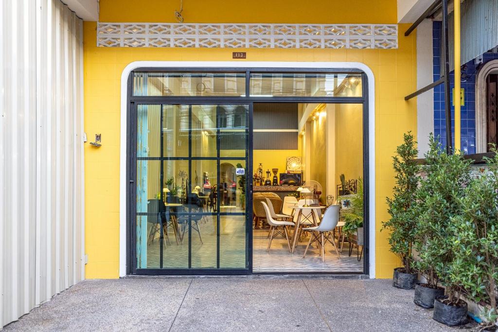 113 Yellow House Hostel