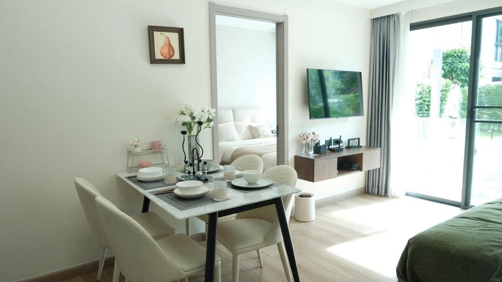 Chiang Mai The One C Pool View Two Bedrooms and Two Bathrooms for Five People Fully Equipped Cooking Allowed Preferred Residence