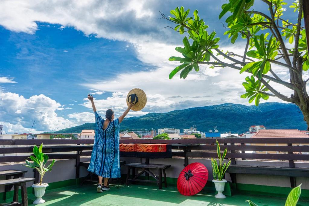 Ban Kong Rao Guesthouse - Quiet Santitham Oasis - Charming Garden & Mountain Views