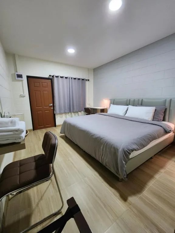 78'sHometel Pattaya 102 Super King Size Bed