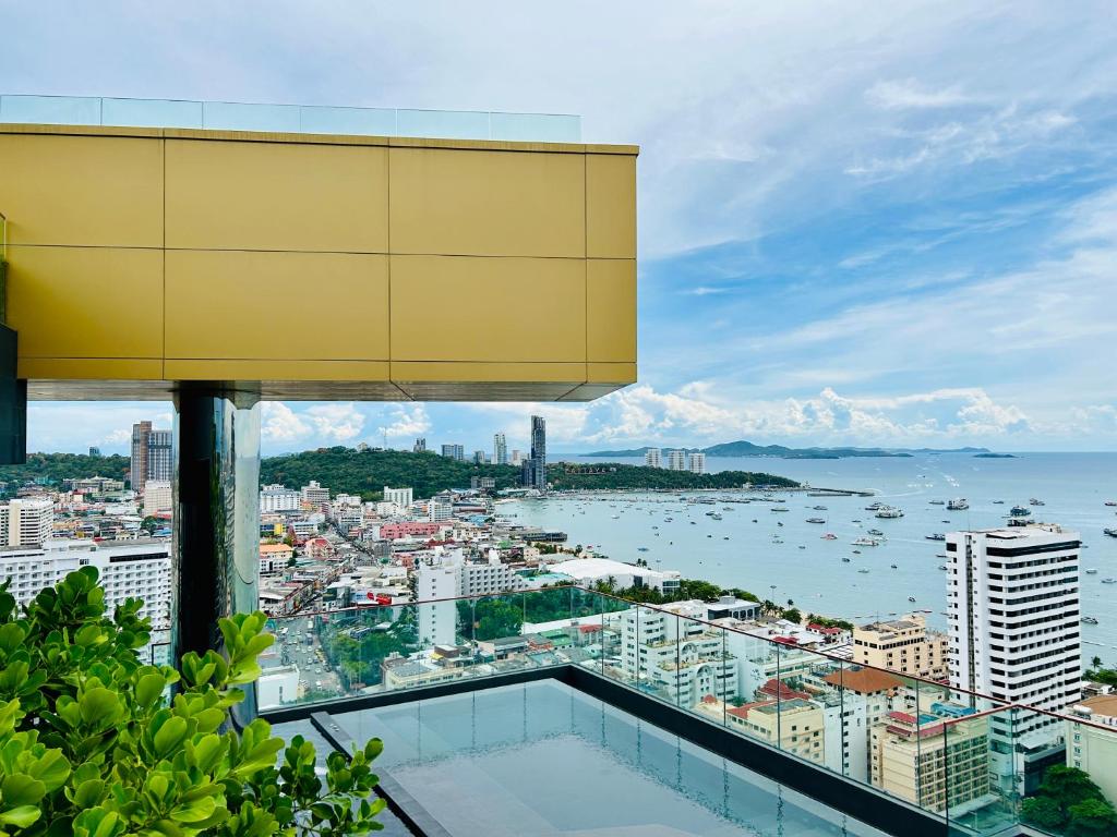 Edge Central Pattaya by YoYo