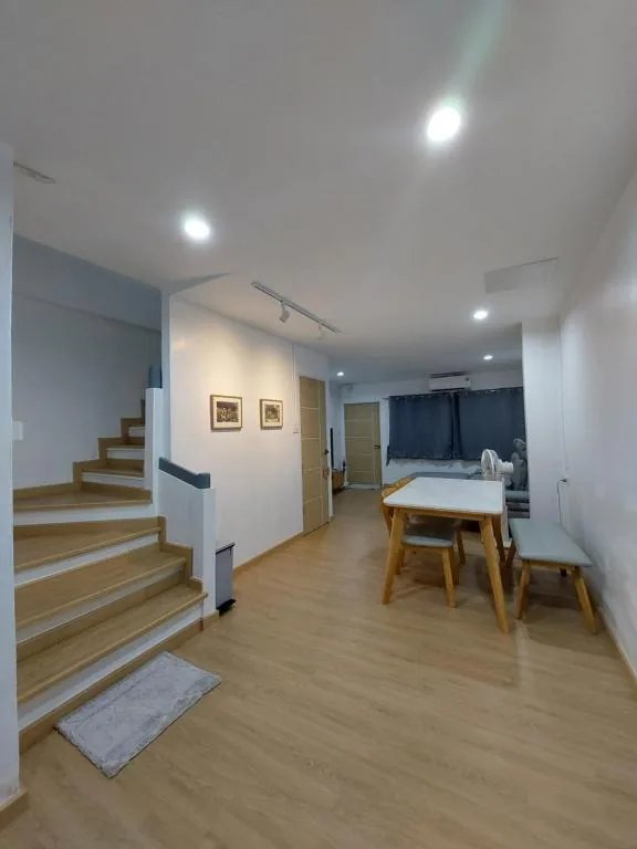 Downtown Entire House - Mae Moli