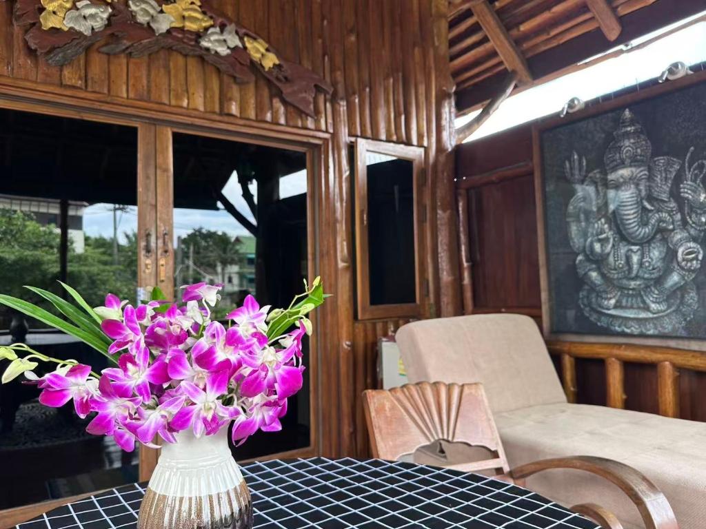 Thai Tom S Guest House
