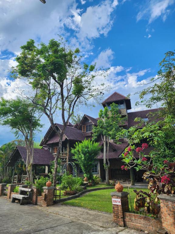 Oo Teak Villa