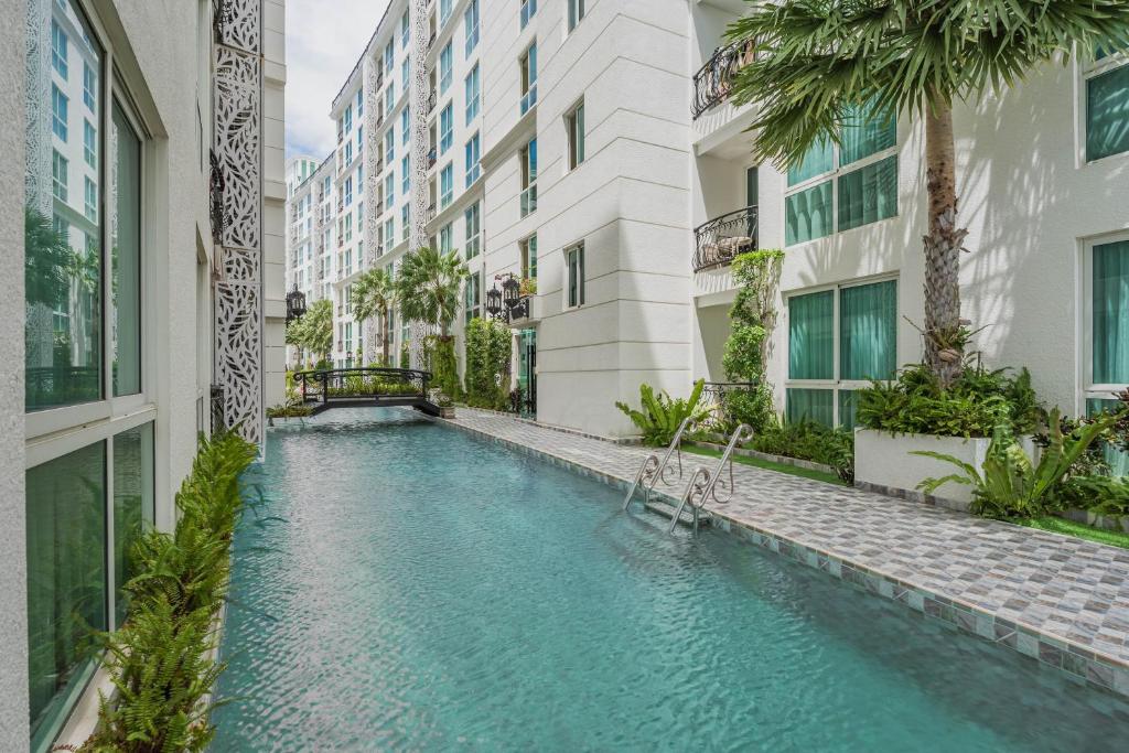 Olympus City Garden Direct Pool Access Apartment by Sankalp