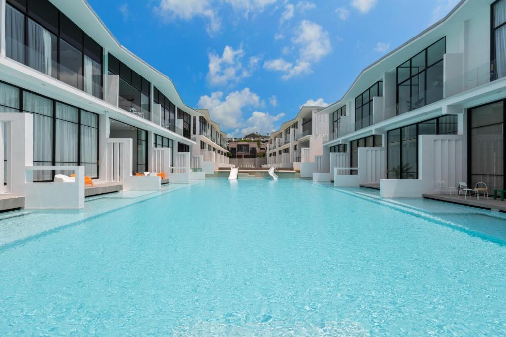 Pool Access Spacious Townhouse and Kids Slide