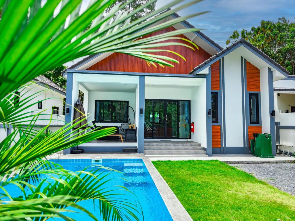 The Blue House Lipa Noi