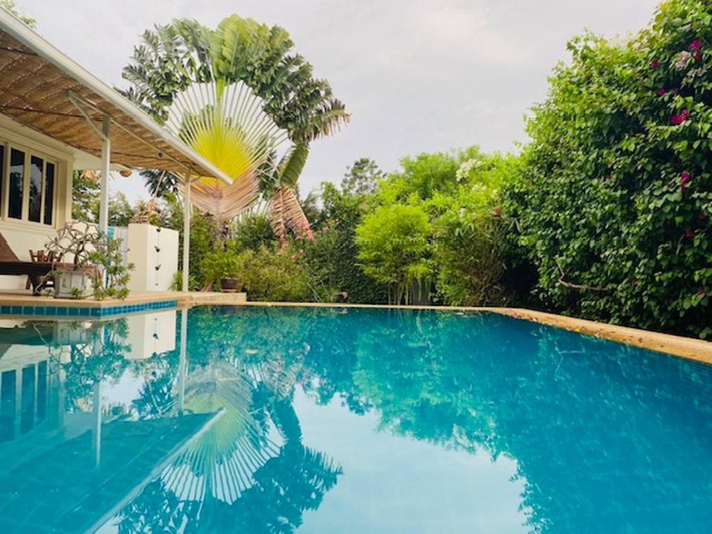 Hidden Villa Oasis Private Pool 2KM to Beach Mall