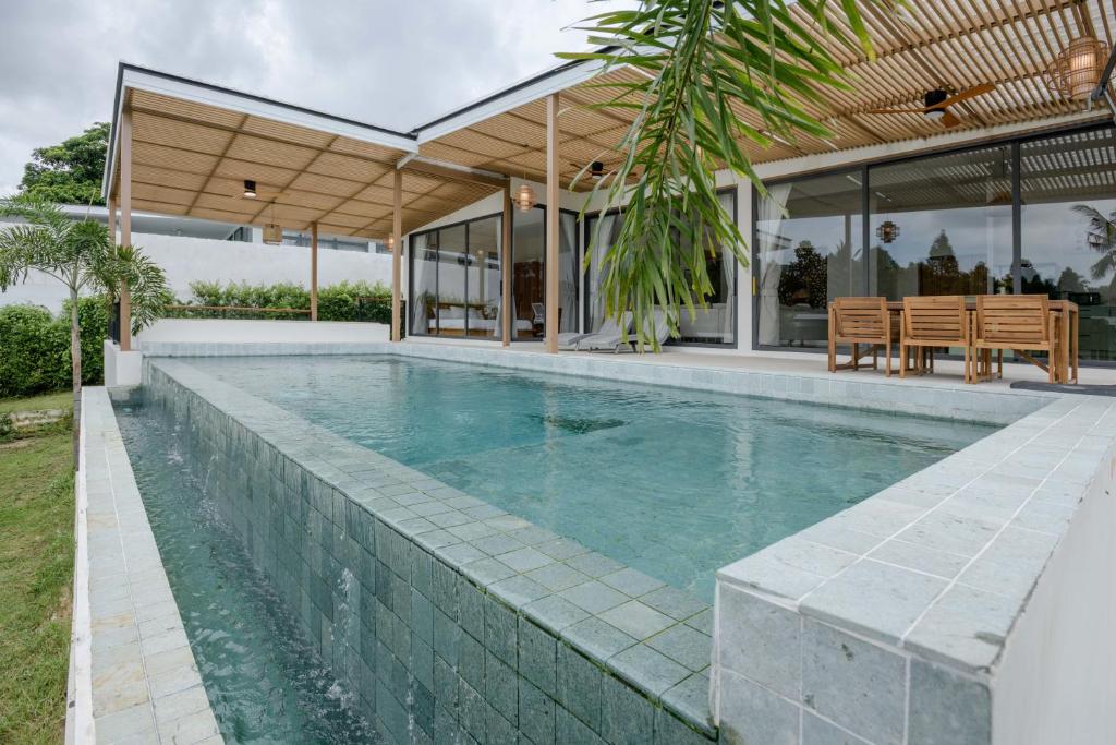 Tropical Peaceful Poolside Retreat