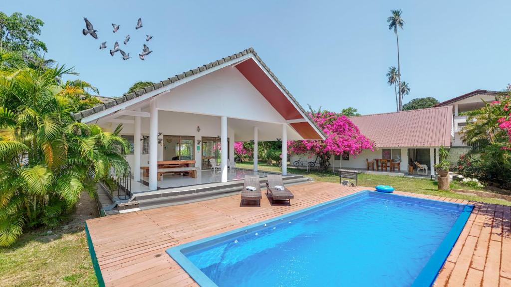 Paradise House Pool Villas