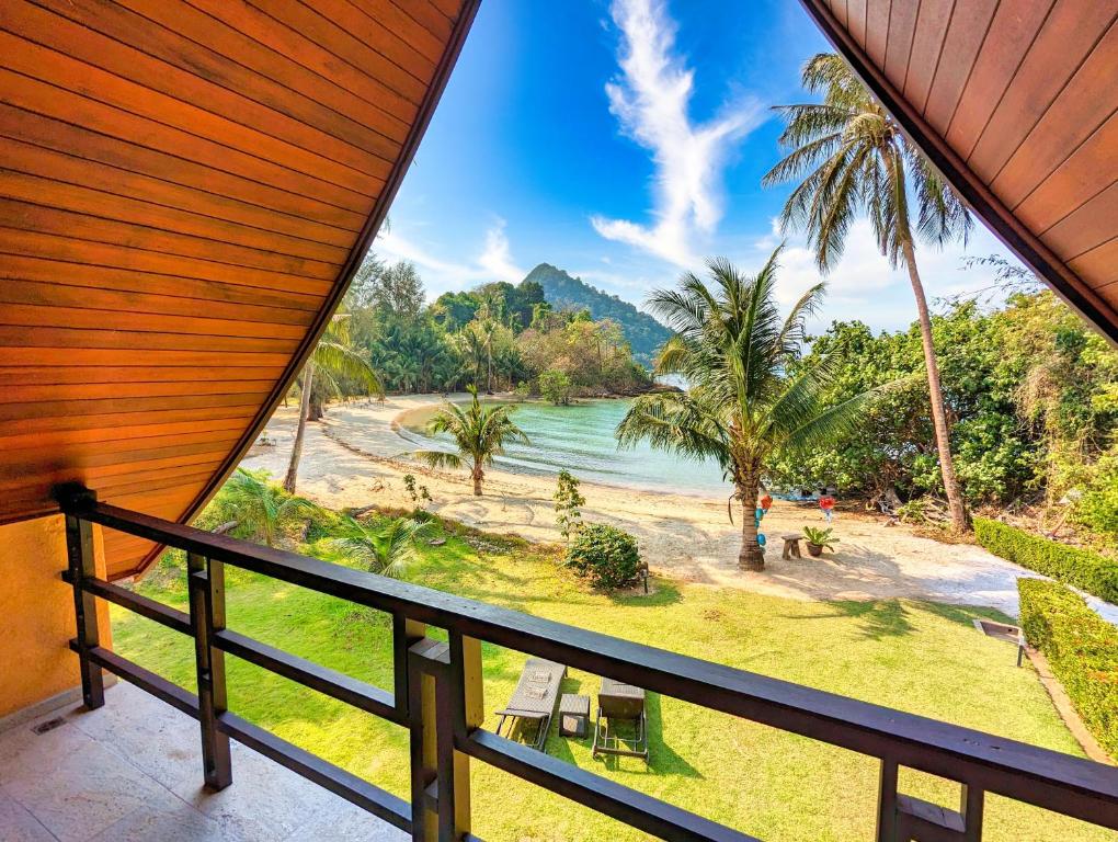Half Moon Beach Villa - by Koh Chang Villas