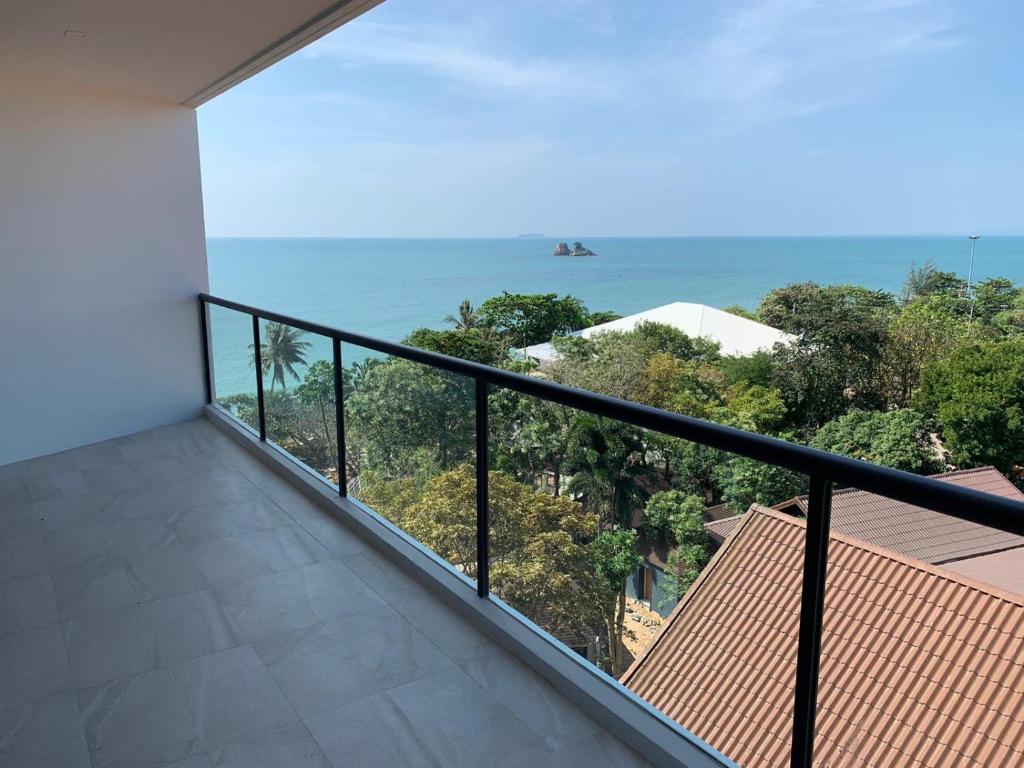 Rayong Beachfront Escape Laem Mae Phim -Absolute Waterfront Suites