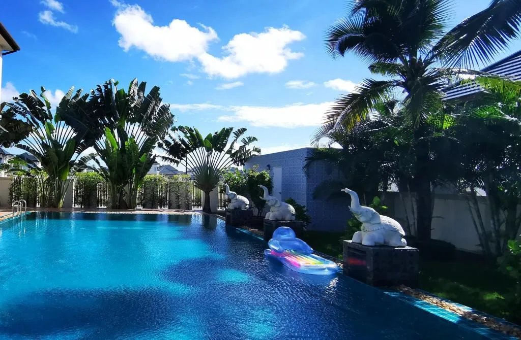 Big Swimming Pool Garden Villa