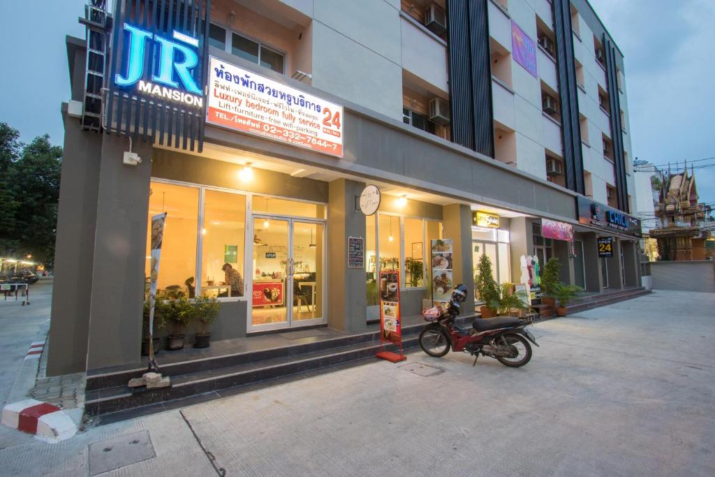 Jr Mansion on Nut Soi 25
